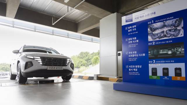 차량이 바닥에 설치된 ‘하부 스캔 장비’를 통과해 차량의 하체 상태를 정밀 점검하고 있다. 사진제공=한국자동차기자협회