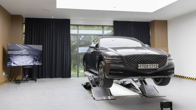 출품 차량의 상태를 온라인 라이브 방송을 통해 보여주는 ‘인스펙션 스튜디오. 사진제공=한국자동차기자협회