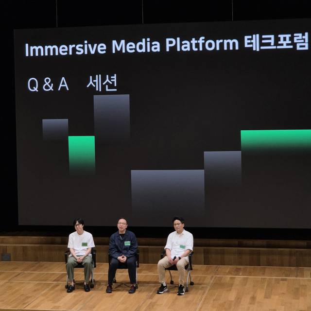 김성호(오른쪽부터) 네이버 이머시브 미디어 플랫폼 리더, 오한기 리얼타임 엔진 스튜디오 리더, 송지철 프리즘 스튜디오 리더가 16일 경기 성남 네이버 사옥 그린팩토리에서 열린 ‘이머시브 미디어 플랫폼 테크 포럼’에서 확장현실(XR) 플랫폼을 소개하고 있다. 성남=김성태 기자