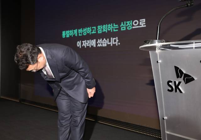 정부의 해킹 사태 관련 최종 조사 결과가 발표된 4일 서울 중구 SKT타워에서 유영상 SK텔레콤 대표가 해킹 사태 관련 입장 및 향후 계획 발표 기자회견을 열고 고개 숙여 사과하고 있다. 연합뉴스
