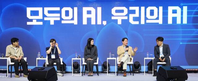 최태원(오른쪽 두 번째) SK그룹 회장 겸 대한상공회의소 회장이 18일 경주 라한셀렉트호텔에서 열린 인공지능(AI) 토크쇼에서 발언하고 있다. 가운데는 정신아 카카오 대표. 사진 제공=대한상의