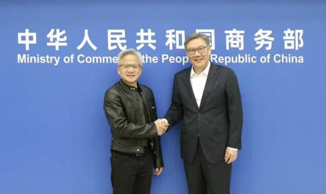 왕원타오(오른쪽) 중국 상무부장이 17일 젠슨황 엔비디아 최고경영자(CEO)와 만나 악수하고 있다. 상무부 홈페이지 캡쳐