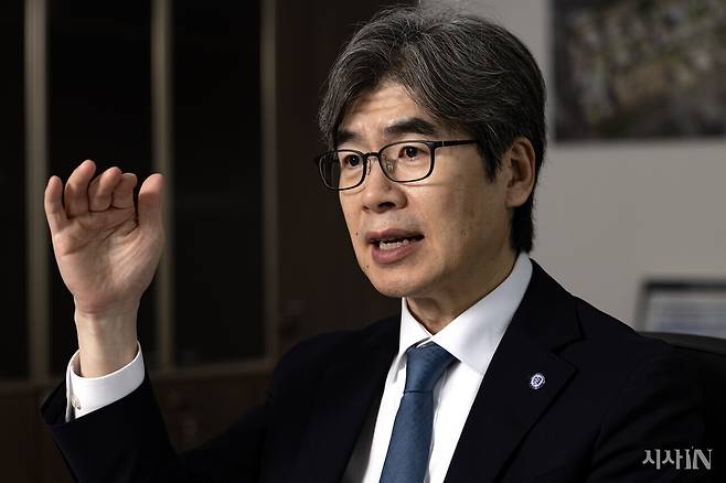 6월9일 서울 연세대학교에서 만난 정재호 연세대 양자사업단장이 양자 컴퓨터에 관해 설명하고 있다. ⓒ시사IN 박미소