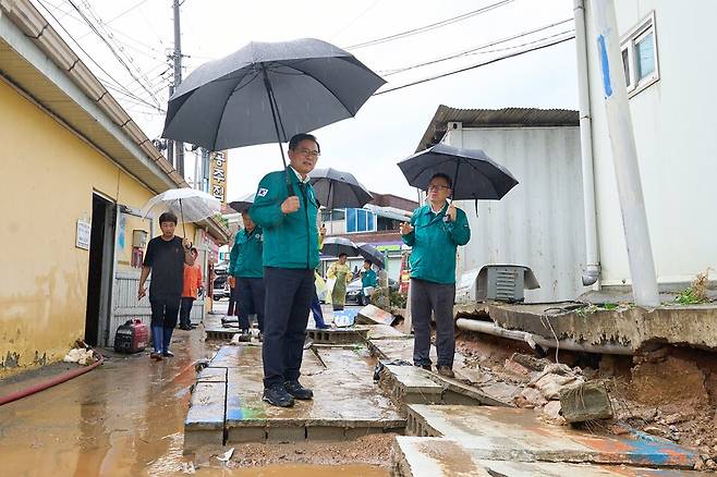 김석필 권한대행이 17일 성환8리 배수펌프장에 방문해 집중호우 피해 상황을 점검하고 있다. ⓒ천안시