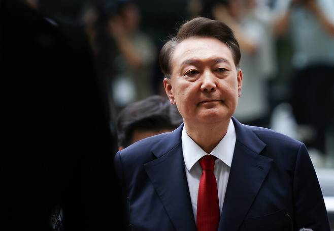 12·3 비상계엄과 관련해 특검의 수사를 받는 윤석열 전 대통령이 7월9일 서울 서초구 서울중앙지법에서 열린 영장실질심사에 취재진의 질문을 받으며 출석하고 있다. ⓒ연합뉴스