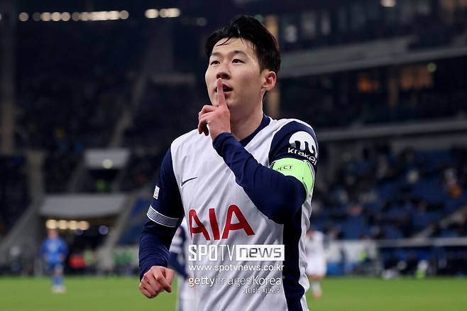 ▲ 영국 매체 '풋볼 런던'은 18일(한국시간) "토마스 프랭크 감독이 토트넘 홋스퍼에서 곧 첫 선을 보인다. 토트넘은 리그원(3부리그) 소속의 레딩과 친선 경기를 치른다. 프랭크 감독은 토트넘에서 일하게 된 후 몇 주 동안 바쁜 시간을 보냈다. 이제 레딩전을 시작으로 선발 자리를 놓고 싸우는 선수들을 살펴보며 토트넘이 어떤 일을 겪게 될지 알 수 있다"라고 전했다.