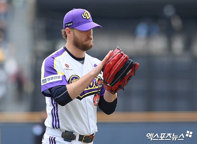 두산 베어스 외국인 투수 콜 어빈이 18일 문학 SSG 랜더스전에서 후반기 첫 선발 등판에 나선다. 엑스포츠뉴스 DB