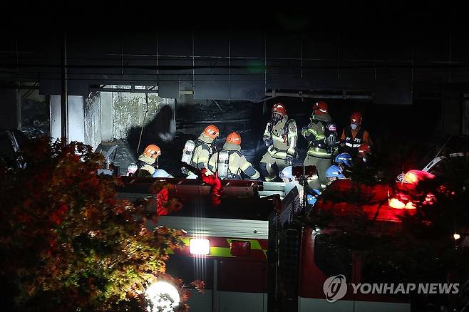 주차장서 화재 발생한 광명 아파트서 인명 수색 (광명=연합뉴스) 홍기원 기자 = 17일 주차장에 불이 난 경기도 광명시 소하동 한 아파트에서 소방대원들이 인명 수색을 하고 있다. 2025.7.17 xanadu@yna.co.kr