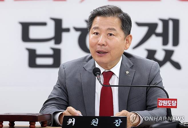 소감 밝히는 이철규 국민의힘 신임 강원도당위원장 (춘천=연합뉴스) 양지웅 기자 = 14일 강원 춘천시 국민의힘 강원특별자치도당에서 열린 운영위원회에서 신임 도당위원장으로 선출된 이철규 의원이 소감을 밝히고 있다. 2025.7.14 yangdoo@yna.co.kr