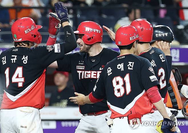 위즈덤 만루홈런 (대전=연합뉴스) 김성민 기자 = 8일 대전 한화생명 볼파크에서 열린 2025 신한 SOL 뱅크 KBO리그 KIA 타이거즈와 한화 이글스의 경기. 8회초 1사 만루 KIA 위즈덤이 만루홈런을 치고 선행 주자들의 격려를 받고 있다. 2025.7.8 ksm7976@yna.co.kr