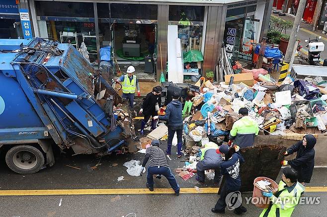 치워도 끝이 없는 폐기물 (당진=연합뉴스) 이주형 기자 = 18일 오전 집중호우로 침수된 충남 당진시 읍내동 당진전통시장에서 못 쓰게 된 집기류 등 폐기물이 가득한 가운데, 복구작업이 한창이다. 2025.7.18 coolee@yna.co.kr