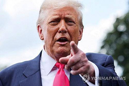 도널드 트럼프 미국 대통령 (워싱턴DC 로이터=연합뉴스 자료사진) 2025년 7월 15일 펜실베이니아로 출장을 떠나기 전에 워싱턴DC 소재 백악관 남쪽 잔디밭에서 기자들에게 얘기하는 도널드 트럼프 미국 대통령. (REUTERS/Jonathan Ernst/File Photo/File Photo) 2025.7.18.