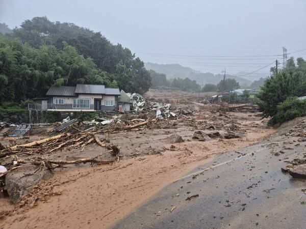 19일 산청군 산청읍 부리 한 마을 인근에서 나무와 흙탕물이 쏟아져 내려오고 있다. /경남소방본부