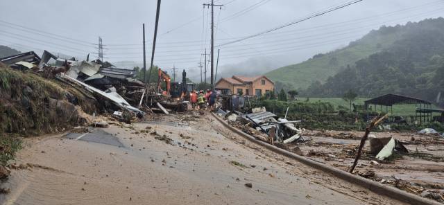 경남 산청군 부리마을 모습. 토사가 쓸려 내려와 접근조차 쉽지 않다. 김현우 기자