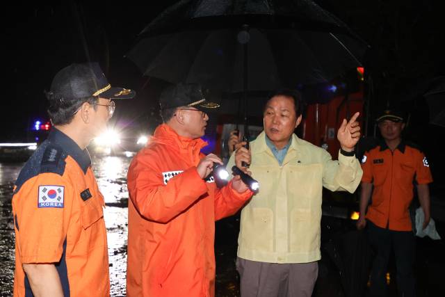 박완수 경남도지사가 19일 오후 8시께 산청읍 부리마을 일대를 둘러보고 있다. 경남도 제공