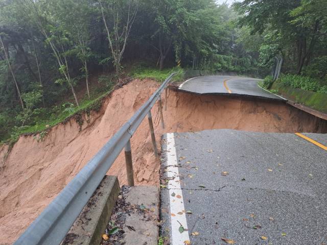 합천군 용주면 죽죽리~봉산면 계산리간 군도가 붕괴돼 있다./합천군/