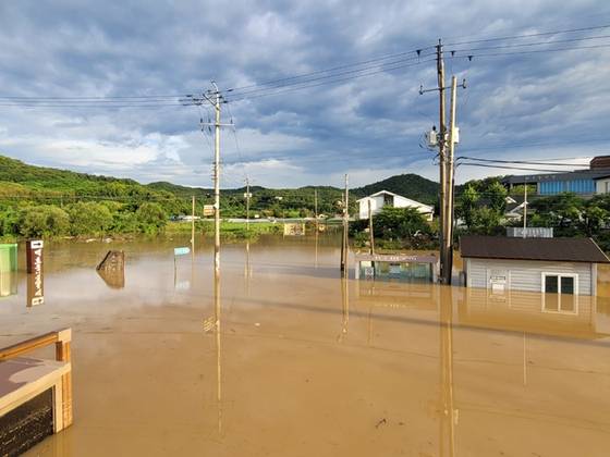 호우 특보가 이틀째 발효된 지난 18일 오전 전남 나주시 다시면 한 도로가 빗물에 잠겨 있다. 〈사진=연합뉴스〉