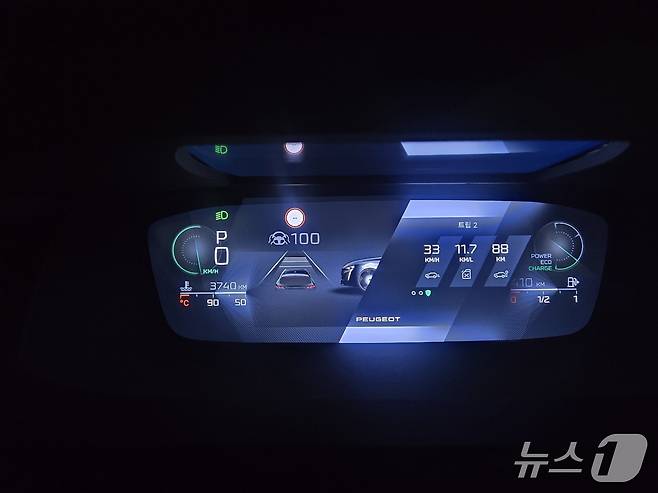 11~12일 푸조 준중형 해치백 '308 스마트 하이브리드' GT 트림을 88㎞가량 주행한 뒤 계기판을 확인하니 연비가 11.7㎞/L로 표시됐다. 2025.07.12.