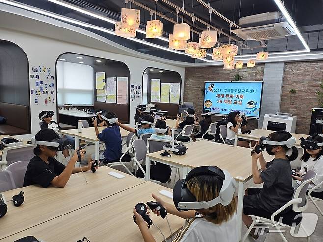 'XR과 함께하는 세계문화 탐험' 행사에서 학생들이 XR체험을 하고 있다.(전남도교육청 제공, 재판매 및 DB 금지)/뉴스1