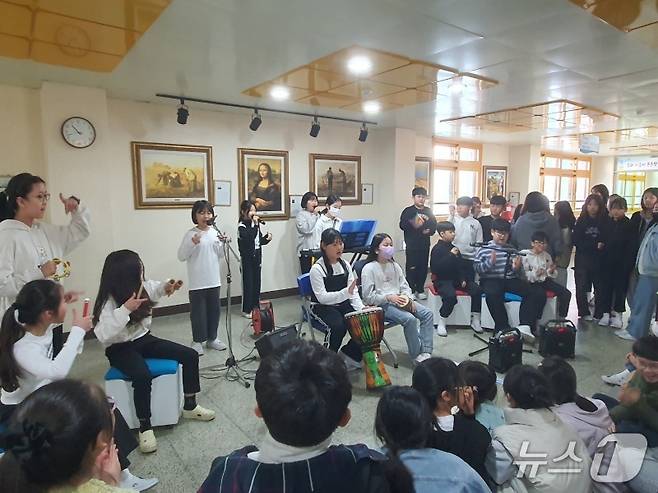 목포미항초 학생들이 학교에서 버스킹을 벌이고 있다. (전남도교육청 제공, 재판매 및 DB 금지)/뉴스1