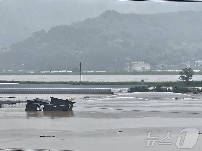 19일 경남 산청에 내린 집중호우로 양천강이 범람하면서 생비량면 일대 주택과 비닐하우스가 물에 잠겼다. 2025.7.19/뉴스1 ⓒ News1 한송학 기자