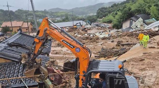 19일 오후 폭우로 발생한 산사태로 주택이 매몰돼 주민 3명이 실종된 경남 산청군 산청읍 부리마을에서 경남소방이 굴착기를 투입해 인명 수색에 나서고 있다. (경남소방본부 제공. 재판매 및 DB금지) 2025.7.19 / 뉴스1
