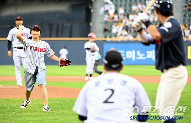 19일 잠실야구장에서 열린 롯데와 LG의 경기, 문보경 닮은 꼴 팬인 백소연 양이 시구를 하고 있다. 잠실=허상욱 기자wook@sportschosun.com/2025.07.19/