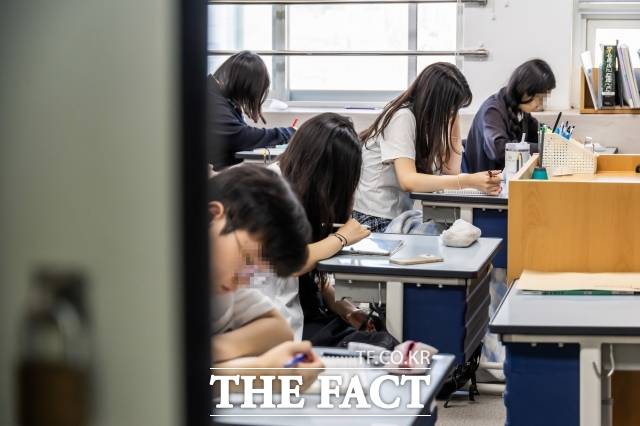 고교학점제는 올해 고1 학생부터 전면 도입됐다. 사진은 서울 금천구 금천고등학교에서 학생들이 시험 준비를 하는 모습. /더팩트 DB