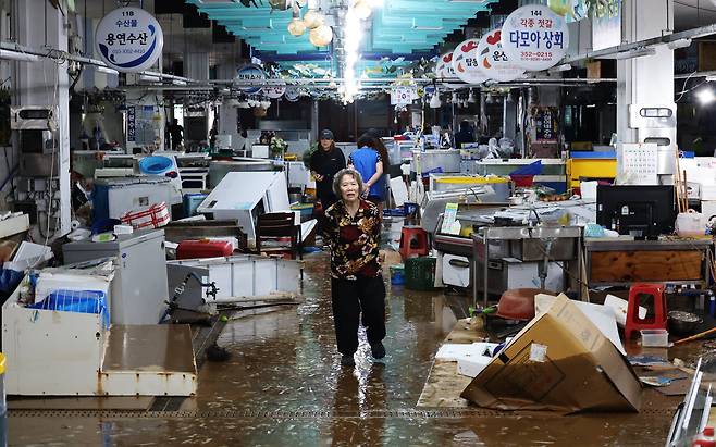 지난 17일 충남 당진전통시장 어시장이 수해를 입어 아수라장이 된 모습. 한 주민이 황망한 표정을 짓고 있다. /장경식 기자