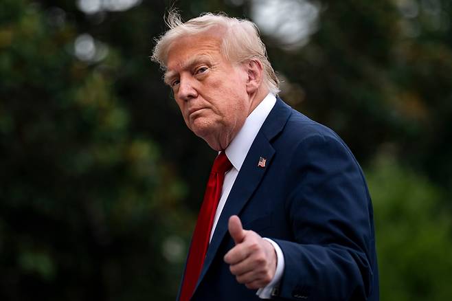 ์์ง๋ฅผ ์น์ผ์ธ์ฐ๊ณ ์๋ ๋๋๋ ํธ๋ผํ ๋ฏธ๊ตญ ๋ํต๋ น. /EPA ์ฐํฉ๋ด์ค