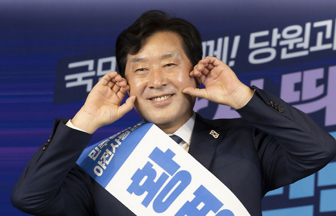 황명선 더불어민주당 최고위원 후보자가 19일 서울 여의도 더불어민주당 중앙당사에서 열린 더불어민주당 당대표 및 최고위원 선출을 위한 충청권 합동연설회에 앞서 기념촬영을 하고 있다. ⓒ뉴시스