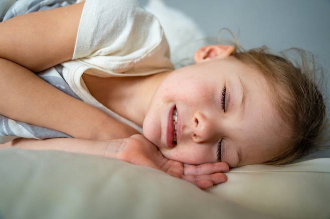 19세 여성이 겪은 만성 피로와 통증의 원인이 수면 중 무의식적으로 나타난 이갈이로 밝혀졌다. 맞춤형 마우스피스와 약물 조정 등을 통해 증상이 호전됐다. (사진=게티이미지뱅크)