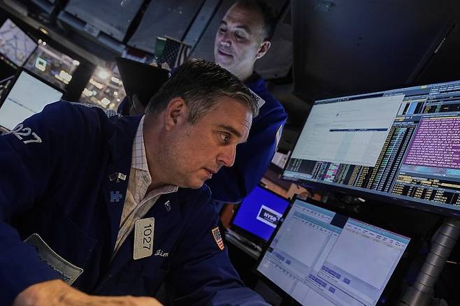 도널드 트럼프 미국 대통령이 유럽연합(EU)에 15~20% 상호관세율을 매기려 하고 있다는 보도로 뉴욕 증시가 18일(현지시간) 혼조세로 마감했다. 다만 나스닥 지수는 강보합 마감하며 5일 연속 사상 최고 기록을 갈아치웠다. AP 뉴시스