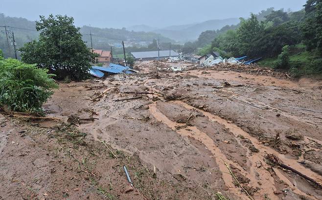 19일 오전 경남 산청군 산청읍 부리 야산의 흙이 흘러내려 마을을 덮쳤다. 경남소방본부 제공