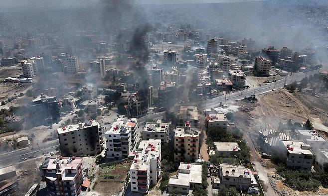 19일(현지시각) 시리아 남부 스웨이다 지역에서 폭격과 무력 충돌로 인한 연기가 피어오르고 있다. 스웨이다 지역은 드루즈 소수민족의 주요 거주지다. AFP 연합뉴스