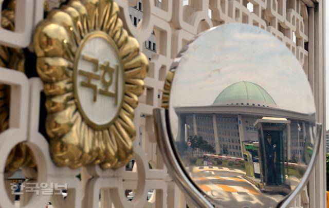 국회 본청 전경. 한국일보 자료사진