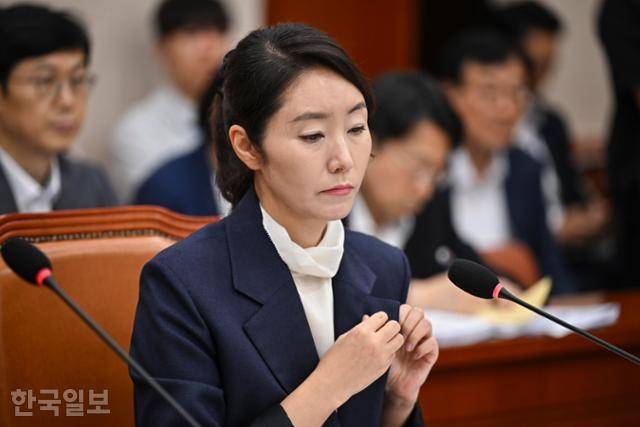 강선우 여성가족부 장관 후보자가 14일 국회 여성가족위원회에 열린 인사청문회에서 생각에 잠겨있다. 정다빈 기자