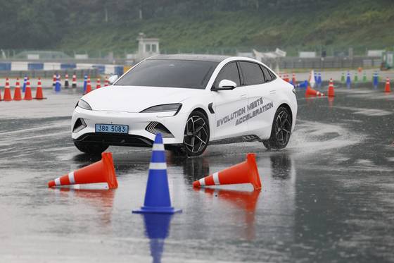 BYD 씰이 경기 용인 에버랜드스피드웨이에서 조향성능을 테스트하기 위한 '짐카나(Gymkhana)' 테스트를 하고 있다. 사진 BYD