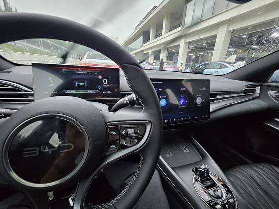 BYD 씰 운전석에 앉았을때의 운전자에게 보이는 각종 인테리어 모습. 사진 김효성 기자