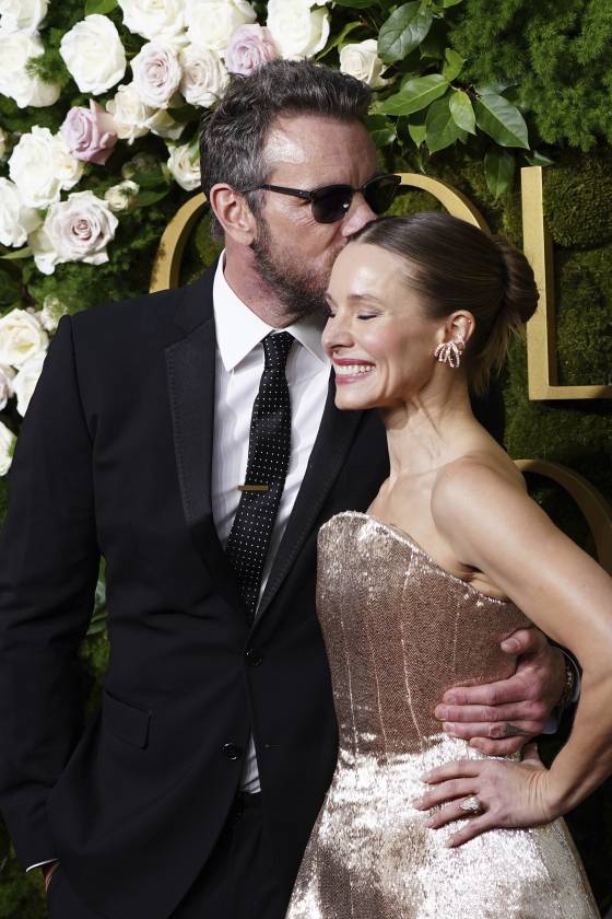 배우 겸 팟캐스터인 댁스 셰퍼드(왼쪽)도 "강력한 테스토스테론 주사 덕분에 근육 24파운드(약 10㎏)를 얻었다"고 주장했다. 셰퍼드(왼쪽)와 크리스틴 벨이 2025년 1월 5일 캘리포니아주 비벌리힐스 힐튼 호텔에서 열린 제82회 골든 글로브 시상식에 모습을 드러냈다. AP=연합뉴스