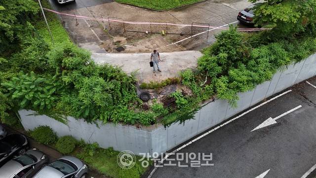 춘천시 한 아파트 내에 싱크홀이 생겨 주민들이 불안에 하고 있는 가운데 18일 아파트 관계자가 임시 안전조치된 싱크홀을 살펴보고 있다. 방도겸 기자