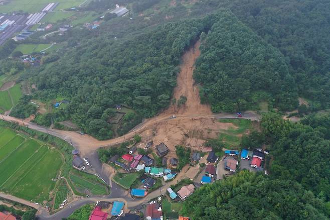 폭우로 인해 19일 오후 경남 산청군 단성면 내원마을 일대에 산사태가 발생한 모습. 연합뉴스