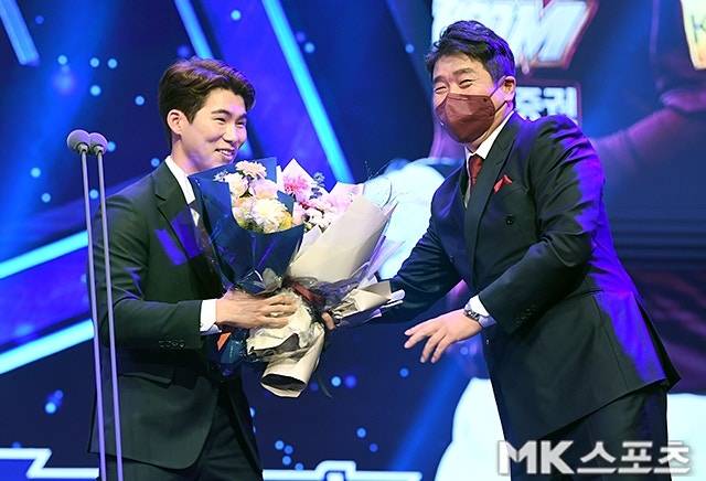 지난 2022년 골든글러브 시상식에서 김혜성의 수상을 축하해주고 있는 홍원기 감독. 사진= MK스포츠 DB