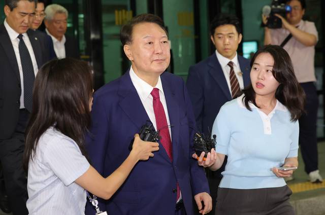 윤석열 전 대통령이 지난 5일 오후 서울 서초구 서울고등검찰청에 마련된 내란특검 사무실에서 2차 대면 조사를 마친 뒤 귀가하고 있다. 뉴시스