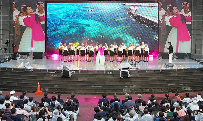 제주4·3기록물의 유네스코 세계기록유산 등재 기념식과 평화음악회가 18일 오후 제주탑동해변공연장에서 열리고 있다. 제주도 제공