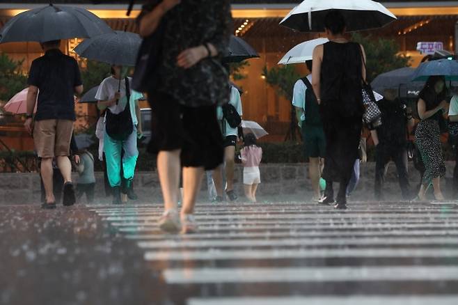 비 내리는 출근길 - 돌풍과 천둥·번개를 동반한 강한 비가 내리는 17일 서울 마포구 도로에서 시민들이 이동하고 있다. 2025.7.17 연합뉴스