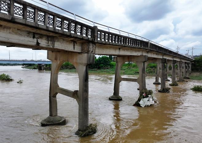 극한 호우에 옛 산동교 파손 - 18일 광주 북구 동림동 옛 산동교가 전날 극한 호우에 교각이 파손돼 상판이 휘어 있다. 2025.7.18 연합뉴스