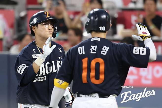 ▲ 한화 채은성이 5회 5-0으로 달아나는 2점 홈런을 친 뒤 이진영의 축하를 받고 있다. 채은성은 시즌 15호 홈런을 포함해 3타점을 기록하며 한화의 7연승에 힘을 보탰다. ⓒ 한화 이글스