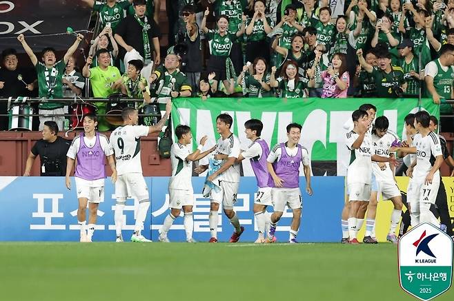 ▲ 전북현대는 19일 오후 7시 포항 스틸야드에서 열린 하나은행 K리그1 2025 22라운드에서 포항 스틸러스에 3-2로 승리했다. 전북은 전반전에 먼저 2골을 내준 뒤 후반에만 3골을 몰아치며 대역전극에 성공했다. ⓒ한국프로축구연맹