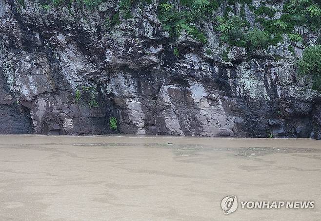 침수된 '세계유산' 반구대 암각화 (울산=연합뉴스) 김용태 기자 = 유네스코 세계유산으로 등재된 울산 울주 대곡리 반구대 암각화가 19일 호우에 사연댐 수위가 상승하면서 물에 잠겨 보이지 않고 있다. 반구대 암각화가 침수된 것은 2023년 10월 이후 1년 7개월 만이다. 2025.7.19 yongtae@yna.co.kr